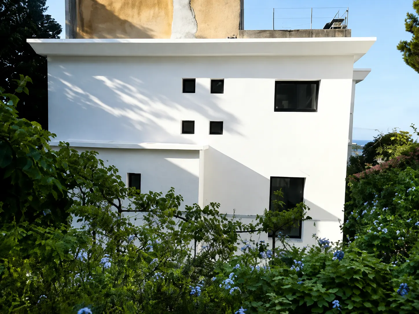 Façade arrière ravalée et peinte en blanc après travaux de rénovation extérieure