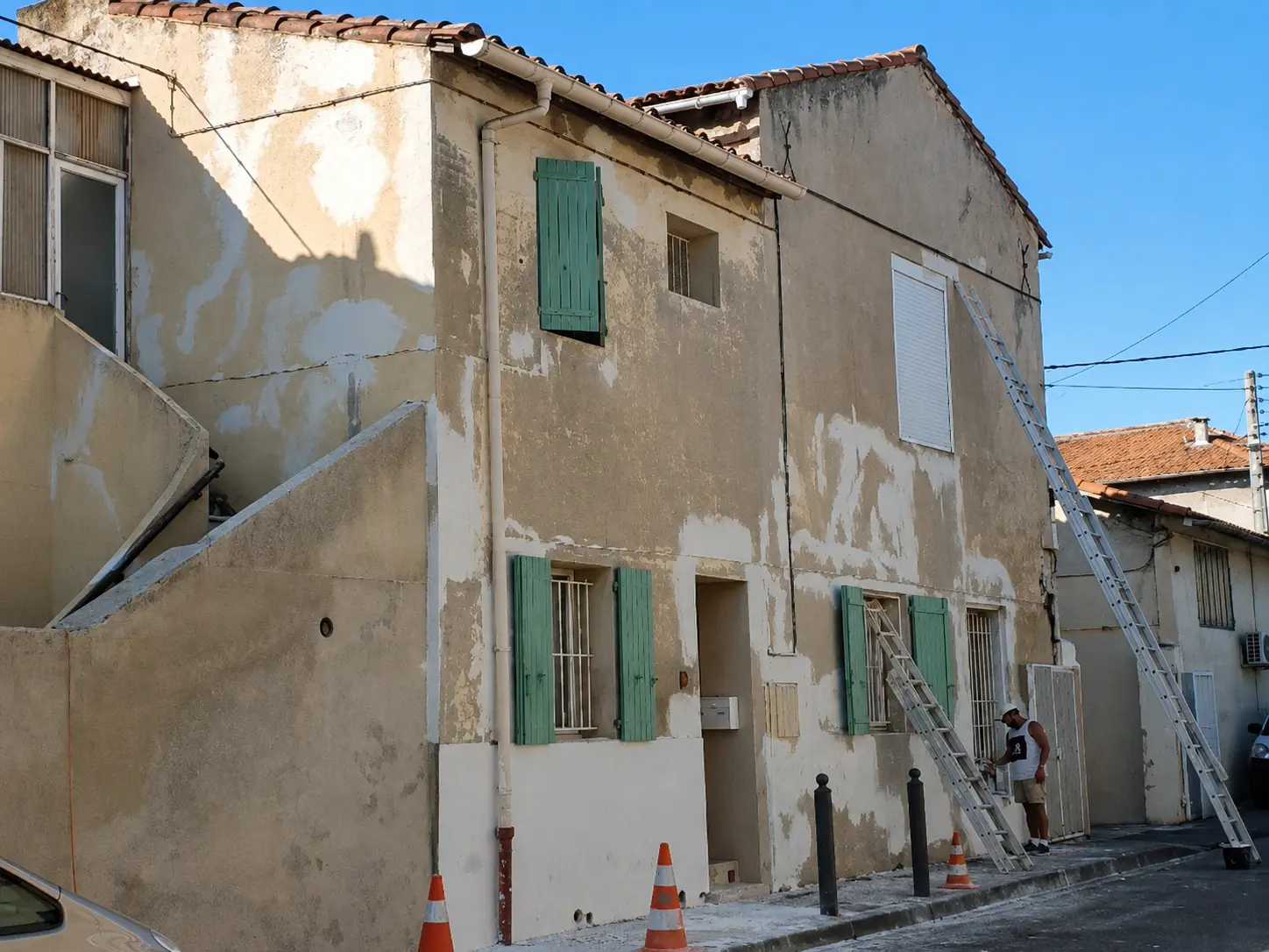 Façade de maison de village décrépie avant travaux de peinture extérieure