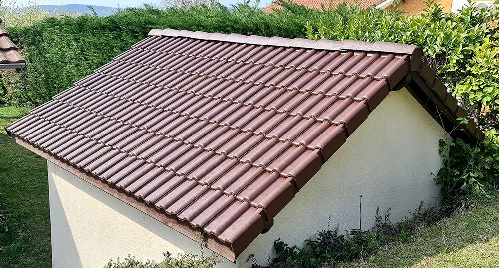 Application d'une protection colorée à base de résine sur une toiture